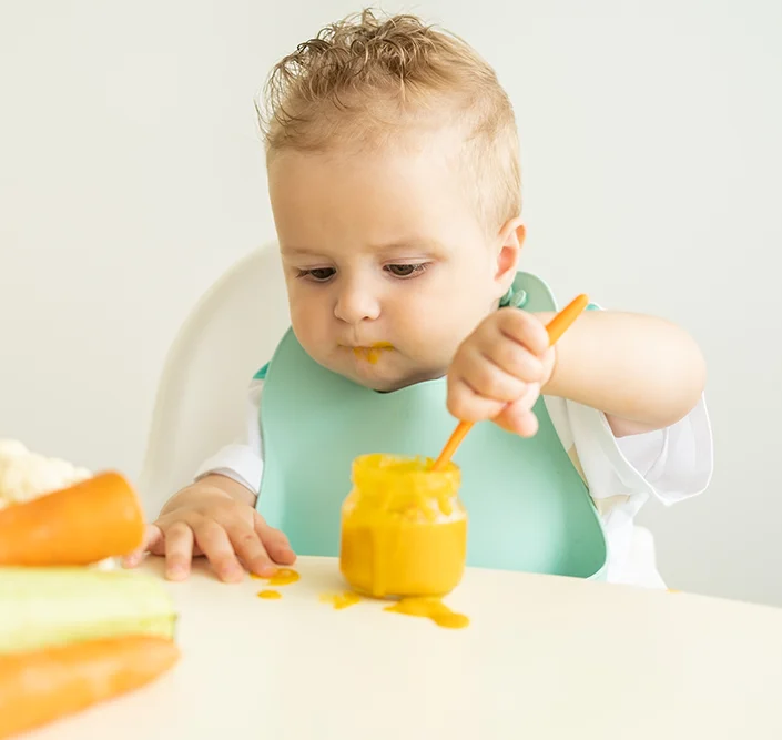Bebe comiendo puré de auyama